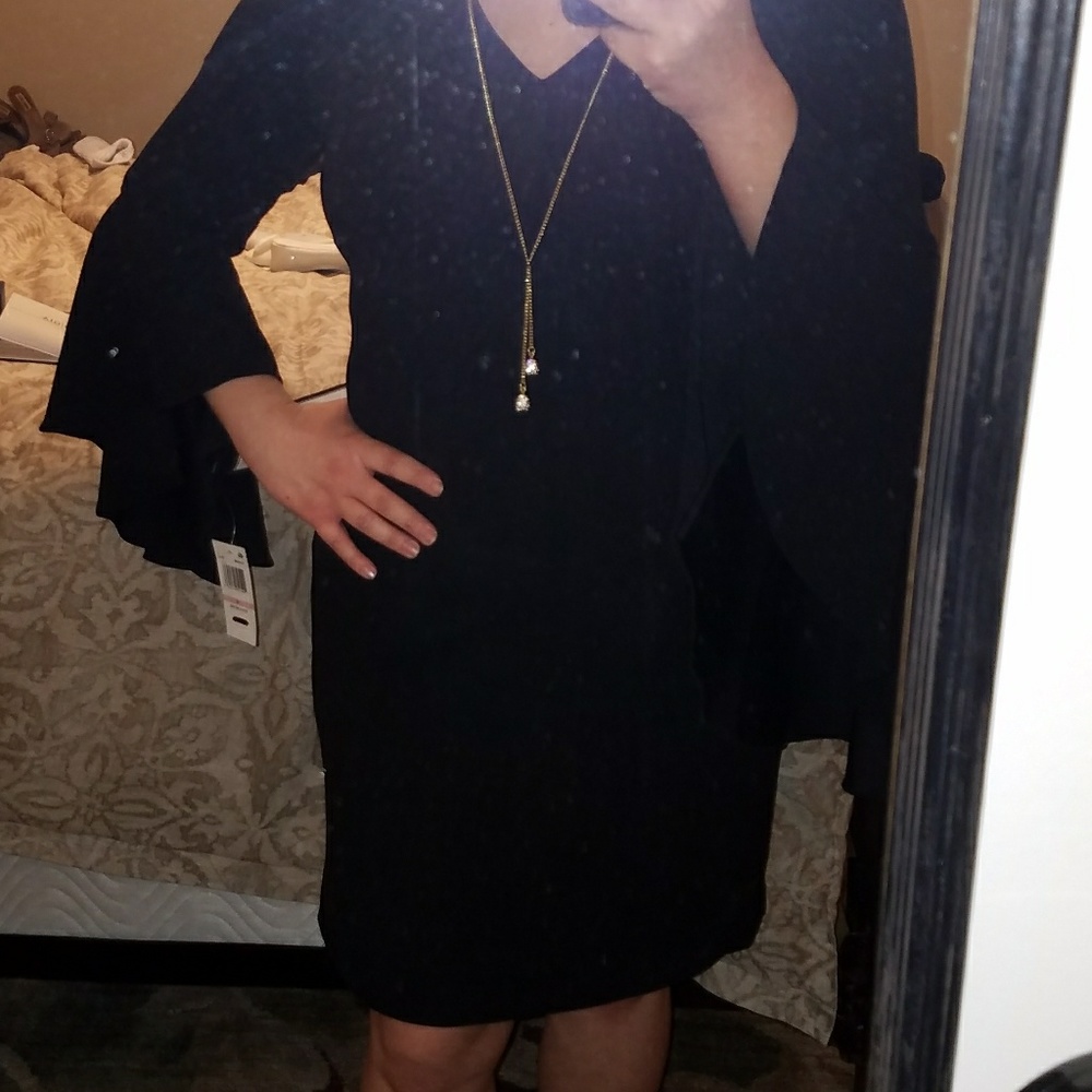 SALE!!💞Black Vneck w/ Bell Sleeves Dress